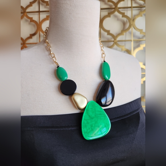 Reversible Green, Gold and Black Acrylic Necklace and Earrings Set - Apprx 13" - Picture 3 of 16